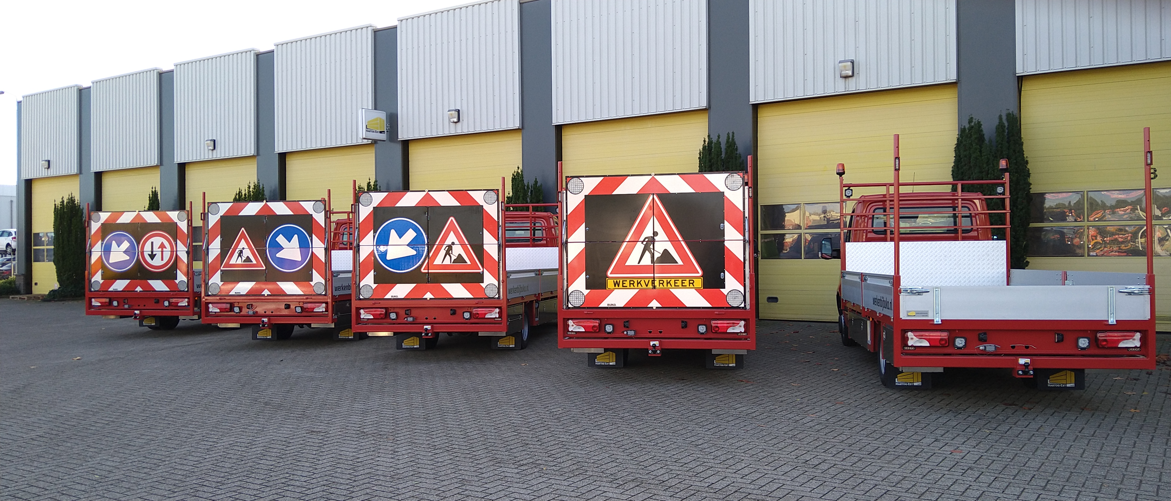 BTC Productie — bestelbus met actieramen langs de weg